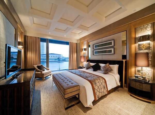The Fullerton Bay Hotel 的巨型玻璃幕牆讓住客得以坐擁濱海灣的迷人景致。 新加坡